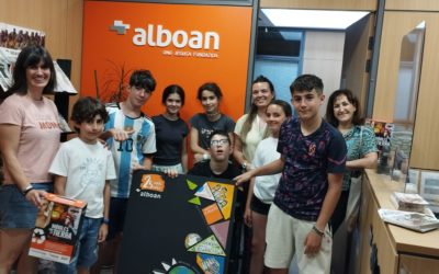 Entrega de teléfonos en Alboan